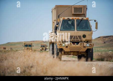 Idahos Brigade Support Bataillon 145. verbrachte die letzten zwei Wochen damit, ihr Feldtraining im Orchard Combat Training Center zu verfeinern, das sich am 9. Und 18. Juli 2022 auf wichtige Aufgaben bei Tag und Nacht konzentriert. Zu den Missionen gehörten Kleinwaffenbeschuss, Granatenabschuss, Konvoientraining, Landnavigation, Waffenqualifikationen, Perimeter Defense, Survivability-Übungen, medizinisches Feldtraining und Anti-IED-Aktionen. (USA Foto der Nationalgarde von Meister Sgt. Becky Vanshur) Stockfoto