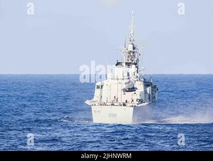 220715-N-CO548-1004 PAZIFISCHER OZEAN (15. Juli 2022) Ein CH-148 Cyclone-Hubschrauber bereitet sich auf die Landung an Bord der Royal Canadian Navy Fregatte HMCS Windipeg (FFH 338) während des Rim of the Pacific (RIMPAC) 2022 vor. 26 Nationen, 38 Schiffe, vier U-Boote, mehr als 170 Flugzeuge und 25.000 Mitarbeiter nehmen vom 29. Juni bis zum 4. August an RIMPAC in und um die Hawaii-Inseln und Südkalifornien Teil. RIMPAC, die weltweit größte internationale maritime Übung, bietet eine einzigartige Ausbildungsmöglichkeit und fördert und pflegt kooperative Beziehungen zwischen den Teilnehmern, die für die Gewährleistung der entscheidend sind Stockfoto