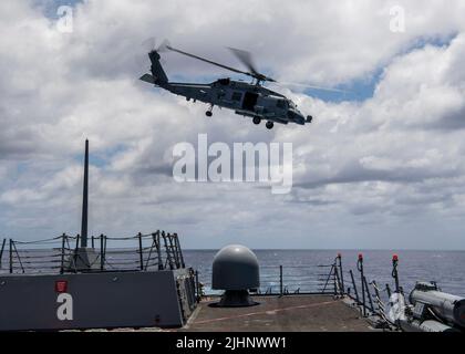 PAZIFISCHER OZEAN (13. Juli 2022) ein Hubschrauber der MH-60R Sea Hawk, der an die „Raptors“ des Helicopter Maritime Strike Squadron (HSM) 71 befestigt ist, hebt während des Flugbetriebs an Bord des Arleigh Burke-Klasse-Lenkflugkörperzerstörers USS Gridley (DDG 101) während des Rim of the Pacific (RIMPAC) 2022 ab. 26 Nationen, 38 Schiffe, vier U-Boote, mehr als 170 Flugzeuge und 25.000 Mitarbeiter nehmen vom 29. Juni bis zum 4. August an RIMPAC in und um die Hawaii-Inseln und Südkalifornien Teil. RIMPAC, die weltweit größte internationale maritime Übung, bietet eine einzigartige Trainingsmöglichkeit während fos Stockfoto