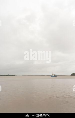 Vertikales Foto der Bluefields Bay in Nicaragua mit bewölktem Himmel Stockfoto