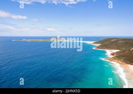 Shark Island vom Tomaree Mountain Lookout - Shoal Bay, NSW, Australien Stockfoto