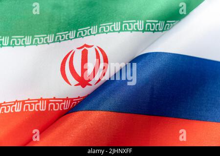 Flaggen des iran und Russlands. Das Konzept der internationalen Beziehungen zwischen Ländern. Sanktionen gegen Russland. Der Staat der Regierungen. Freundschaft Stockfoto