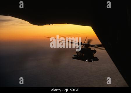 USMC CH-53E Super Hengst auf der Spur über den Pazifischen Ozean bei Sonnenuntergang Stockfoto