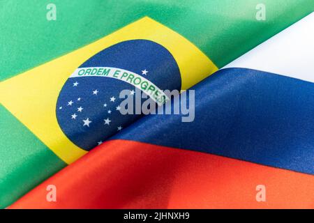 Flaggen von Brasilien und Russland. Das Konzept der internationalen Beziehungen zwischen Ländern. Sanktionen gegen Russland. Der Staat der Regierungen. Friendsh Stockfoto