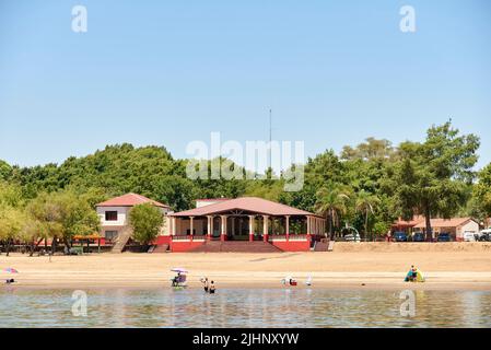 Dec 30, 2021, Colon, Entre Rios, Argentinien: Piedras Coloradas Club, Leute, die einen Sommertag am Strand am Ufer des Uruguay-Flusses genießen Stockfoto