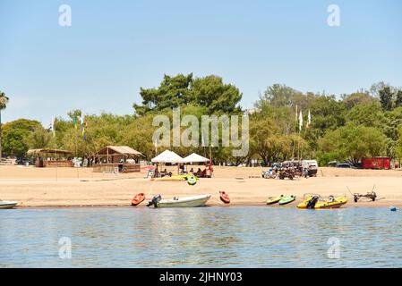 Dec 30, 2021, Colon, Entre Rios, Argentinien: Touristischer Strand am Ufer des Flusses Uruguay, ein beliebtes Reiseziel für Reisende im Sommer. Kajak Stockfoto