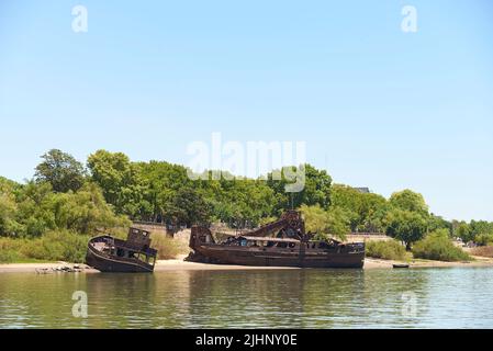 30. Dez 2021, Colon, Entre Rios, Argentinien: Verlassene rostige Boote am Ufer des Uruguay-Flusses. Stockfoto