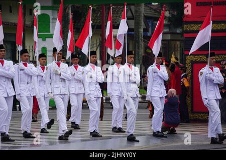 Paskibraka (indonesischer Flaggenraiser) mit Nationalflagge während des Grebeg pancasila Stockfoto