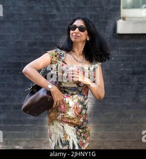 London, England, Großbritannien. 19.. Juli 2022. Die Generalanwältin für England und Wales, SUELLA BRAVERMAN, verlässt nach einer Kabinettssitzung die Downing Street 10. (Bild: © Tayfun Salci/ZUMA Press Wire) Stockfoto