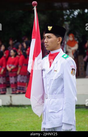 Paskibraka (indonesischer Flaggenraiser) mit Nationalflagge während des Grebeg pancasila Stockfoto