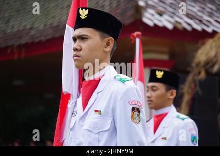 Paskibraka (indonesischer Flaggenraiser) mit Nationalflagge während des Grebeg pancasila Stockfoto