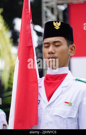 Paskibraka (indonesischer Flaggenraiser) mit Nationalflagge während des Grebeg pancasila Stockfoto