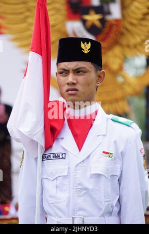 Paskibraka (indonesischer Flaggenraiser) mit Nationalflagge während des Grebeg pancasila Stockfoto