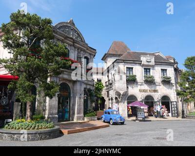 Da Nang, Vietnam - 14. April 2021: Französisches Dorf im Ba Na Hills Mountain Resort, der mehrstufige Komplex mit Vergnügungsfahrten, Attraktionen, r gefüllt Stockfoto