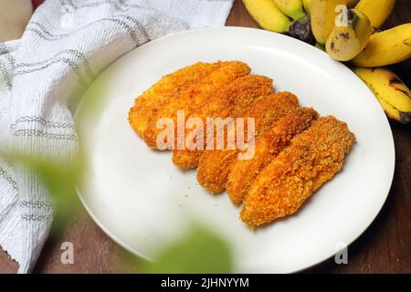 Gebratene Banane mit verschiedenen Belag, Chocochip, Matcha und Schokolade, Pisang Goreng Snack aus Indonesien Stockfoto