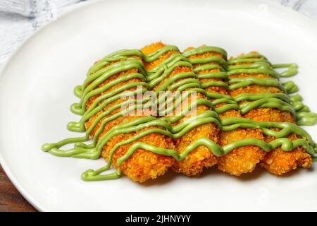 Gebratene Banane mit verschiedenen Belag, Chocochip, Matcha und Schokolade, Pisang Goreng Snack aus Indonesien Stockfoto