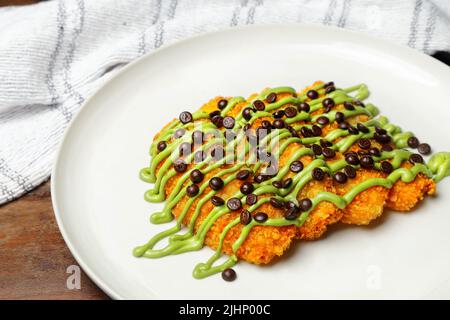 Gebratene Banane mit verschiedenen Belag, Chocochip, Matcha und Schokolade, Pisang Goreng Snack aus Indonesien Stockfoto