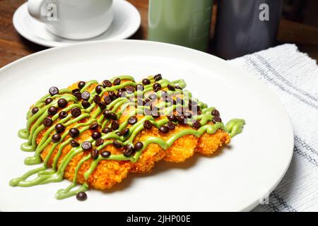 Gebratene Banane mit verschiedenen Belag, Chocochip, Matcha und Schokolade, Pisang Goreng Snack aus Indonesien Stockfoto