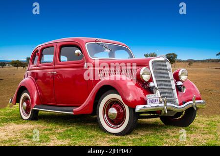1936 Ford Deluxe V8 Fordor Trunk Back Touring Sedan in ländlicher Umgebung. Stockfoto