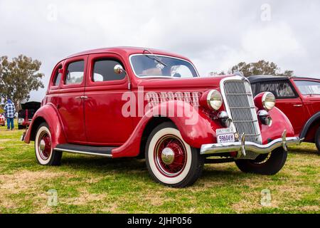 3/4 Ansicht 1936 Ford V8 Deluxe Fordor Trunk hinten Touring Sedan. Stockfoto
