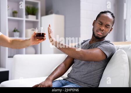 Trinken Sie Keinen Alkohol Mehr. Ein Glas Whisky Ablehnen. Nein Sagen Stockfoto