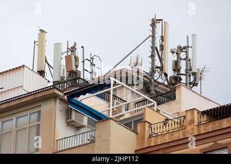 Bild von Funkantennen auf einem Dach, die 5G Signale senden Stockfoto