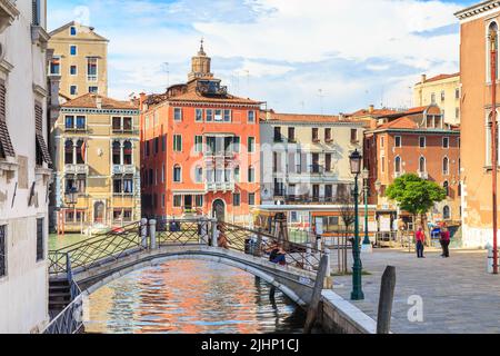 VENEDIG, ITALIEN - 18. MAI 2018: Das ist ein Stadtbild in der Nähe des Kanals Rio de la Fornace im Dorsoduro-Gebiet. Stockfoto