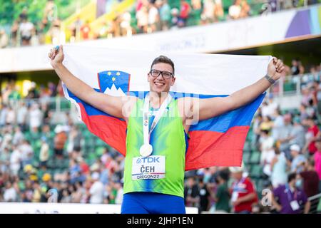 Eugene, Oregon USA am 19.. Juli 2022. Kristjan Čeh (Slo) feiert am 19.. Juli 2022, nachdem er die Goldmedaille im Männerdiskus bei den Leichtathletik-Weltmeisterschaften in Hayward Field, Eugene, Oregon, USA, gewonnen hat. Foto von Gary Mitchell/Alamy Live News Credit: Gary Mitchell, GMP Media/Alamy Live News Stockfoto