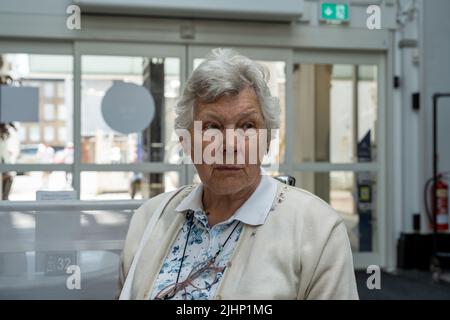 Einsame reife ältere Frau, die nachdenklich oder besorgt in einem Café im Stadtzentrum aussieht. Stockfoto