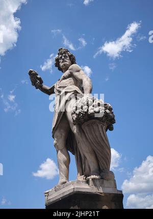 Statue des Herbstes von Giovanni Caccini Ponte Santa Trinita in Florenz Italien Stockfoto