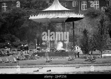 Aktenfoto vom 20/7/1982 von Polizei und Feuerwehrleuten auf dem immer noch schwelenden Bandstand im Regents Park, London, nach dem Bombenanschlag der IRA, bei dem sechs Menschen ums Leben kamen und viele andere schwer verletzt wurden. Die Familien der Soldaten, die im Hyde Park und im Regent's Park IRA-Bombenangriffe getötet wurden, haben erzählt, wie ihr Leiden 40 Jahre später ungebrochen bleibt. Bei den beiden Anschlägen, die sich am 20 1982. Juli in London innerhalb weniger Stunden ereigneten, starben insgesamt 11 Militärangehörige. Ausgabedatum: Mittwoch, 20. Juli 2022. Stockfoto