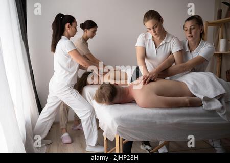 Gesundheit Wellness Massage Training Concept.Teacher hilft Studenten Ausbildung Masseuse zu werden Stockfoto