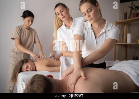 Gesundheit Wellness Massage Training Concept.Teacher hilft Studenten Ausbildung Masseuse zu werden Stockfoto