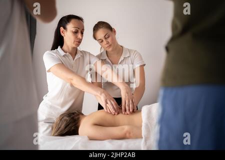 Frauen, die ästhetische Kurse, Gesundheit Wellness Massage Trainingskonzept Stockfoto