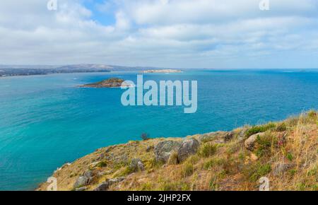 Encounter Bay in Victor Harbor, Südaustralien, von der Rosetta Headland Bluff in Richtung Wright Island und Granite Island gesehen. Stockfoto