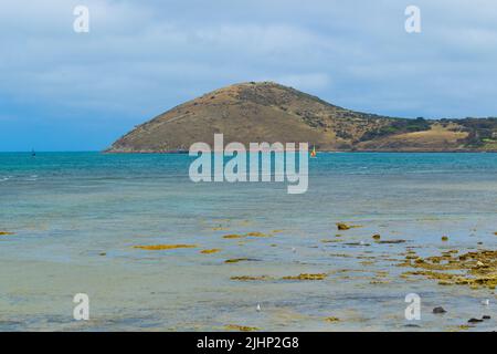 Der Bluff am Rosetta Head, gesehen über die Encounter Bay in Victor Harbor in Südaustralien. Stockfoto