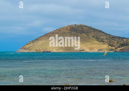 Der Bluff am Rosetta Head, gesehen über die Encounter Bay in Victor Harbor in Südaustralien. Stockfoto