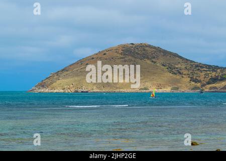 Der Bluff am Rosetta Head, gesehen über die Encounter Bay in Victor Harbor in Südaustralien. Stockfoto