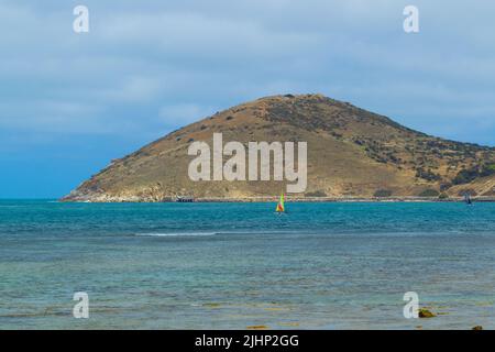 Der Bluff am Rosetta Head, gesehen über die Encounter Bay in Victor Harbor in Südaustralien. Stockfoto