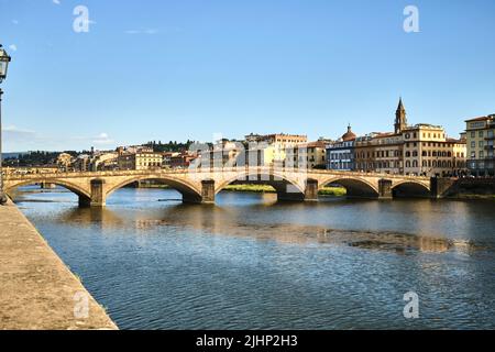 Ponte Santa Trinita Brücke und der Fluss Arno in Florenz Italien Stockfoto