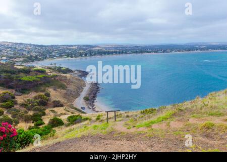 Victor Harbor und Encounter Bay von der Klippe am Rosetta Headland in Südaustralien aus gesehen. Stockfoto