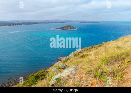 Encounter Bay in Victor Harbor, von der Klippe am Rosetta Headland aus gesehen, mit Blick auf Wright Island und Granite Island. Stockfoto