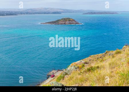 Encounter Bay in Victor Harbor, von der Klippe am Rosetta Headland aus gesehen, mit Blick auf Wright Island und Granite Island. Stockfoto