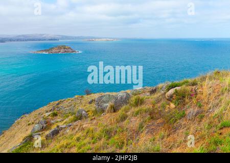 Encounter Bay in Victor Harbor, von der Klippe am Rosetta Headland aus gesehen, mit Blick auf Wright Island und Granite Island. Stockfoto