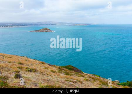 Encounter Bay in Victor Harbor, von der Klippe am Rosetta Headland aus gesehen, mit Blick auf Wright Island und Granite Island. Stockfoto