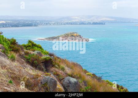 Encounter Bay in Victor Harbor, von der Klippe am Rosetta Headland aus gesehen, mit Blick auf Wright Island und Granite Island. Stockfoto