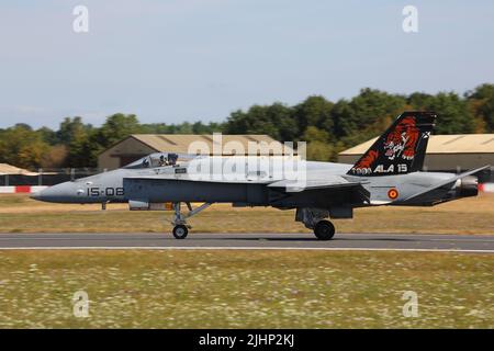 Fairford, Großbritannien. 16.. Juli 2022. Militärflugzeuge aus der ganzen Welt werden für das RIAT Royal International Air Tattoo ausgestellt. Ein McDonnell Douglas EF-18M Hornet der spanischen Luftwaffe. Stockfoto