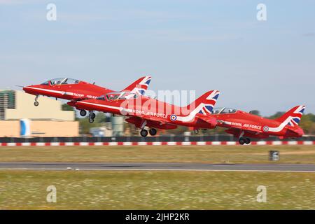 Fairford, Großbritannien. 16.. Juli 2022. Militärflugzeuge aus der ganzen Welt werden für das RIAT Royal International Air Tattoo ausgestellt. Die roten Pfeile starten zur Anzeige. Stockfoto