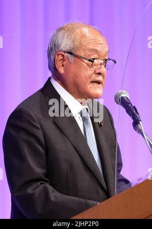 Tokio, Japan. 20.. Juli 2022. Der japanische Finanzminister Shunichi Suzuki hält am Mittwoch, den 20. Juli 2022, eine Rede zur Feier des 25.-jährigen Bestehens des Regionalbüros des Internationalen Währungsfonds für Asien und den Pazifik (OAP) in Tokio. Kristalina Georgieva, Geschäftsführerin des Internationalen Währungsfonds (IWF), nahm ebenfalls an der Jubiläumsveranstaltung Teil. Quelle: Yoshio Tsunoda/AFLO/Alamy Live News Stockfoto