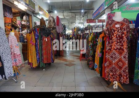 Solo, Indonesien - 16.. Juli 2022. Im Inneren des Pusat Grosir Solo Market. Einer von vielen Batik-Märkten in der Stadt. Bekannt für seine billig und erschwinglich. Stockfoto